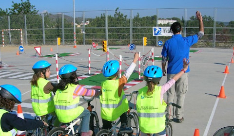 nens aprenent a circular en bici guiats per un monitor